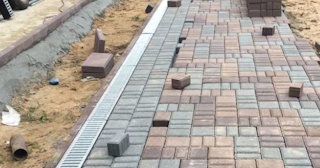 Профессиональная укладка плитки на улице в Холмске в октябре