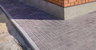 Укладка плитки на отмостку: Цена от 822 руб. в Холмске от ТротуарнаяПлитка