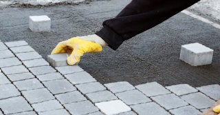 Монтаж тротуарной плитки на даче в Холмске в октябре