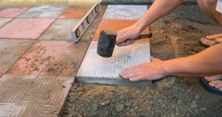 Укладка тротуарной плитки на основание в Холмске в октябре
