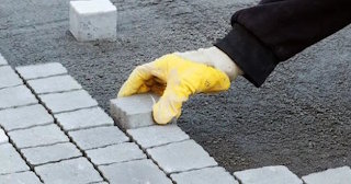 Укладка тротуарной плитки 50 на 50 в Холмске в октябре
