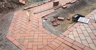 Укладка тротуарной плитки в Холмске в октябре