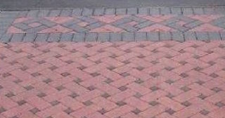 Укладка тротуарной плитки на старое бетонное основание в Холмске в октябре