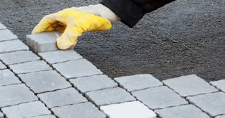 Укладка брусчатки в Холмске - цена от 822 руб. за м2 | ТротуарнаяПлитка