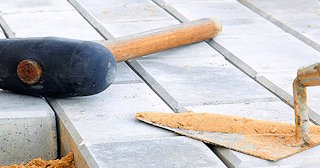 Профессиональная укладка тротуарной брусчатки в Холмске в октябре
