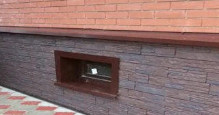 Облицовка цоколя панелями под камень в Холмске в октябре