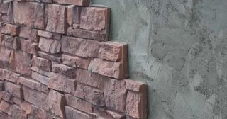 Качественная отделка цоколя фундамента снаружи в Холмске в октябре