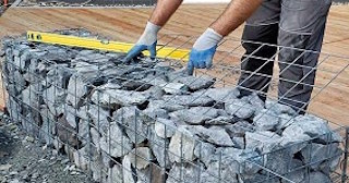 Устройство подпорной стенки из габионов в Холмске в октябре